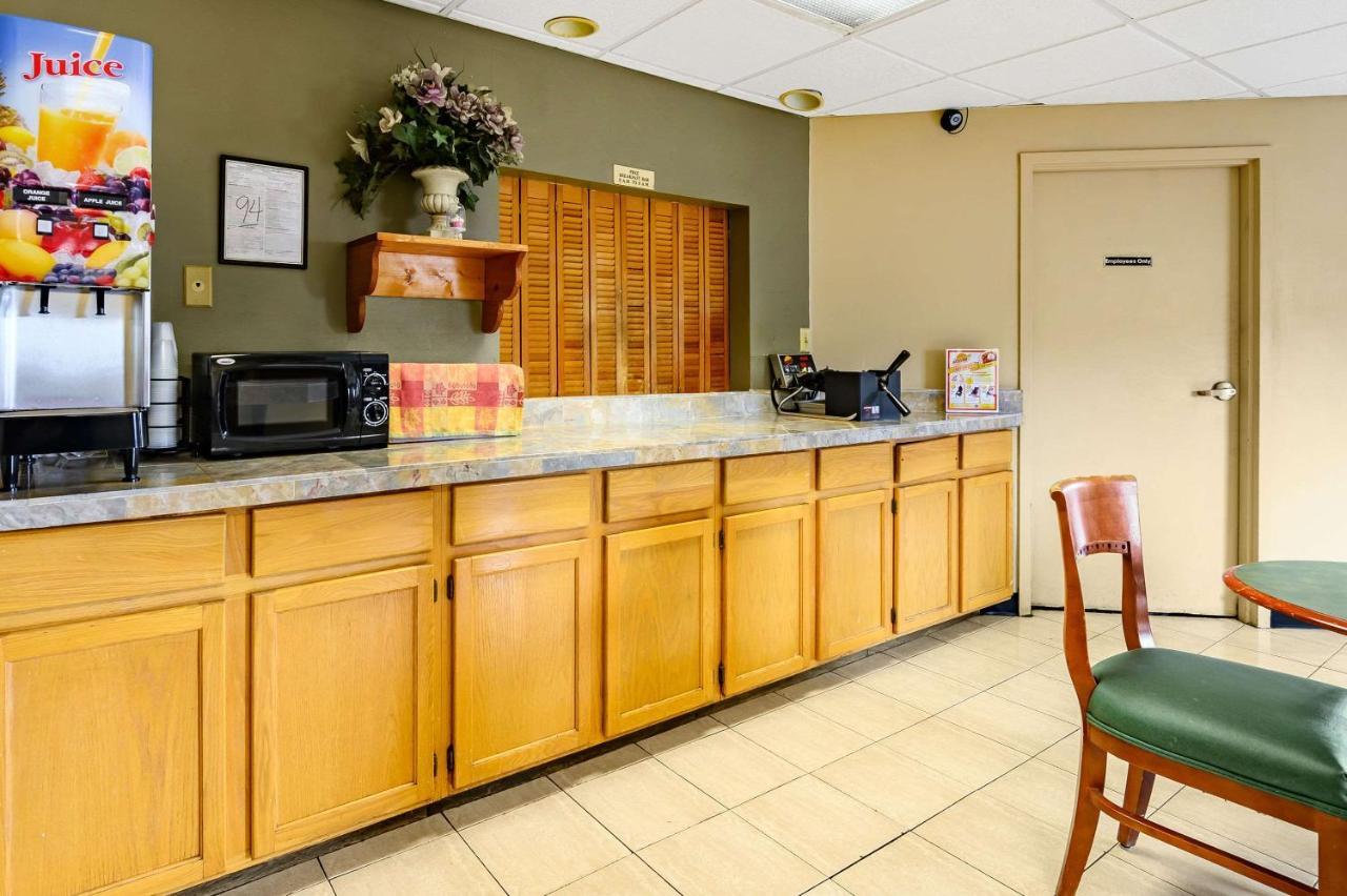 Econo Lodge *