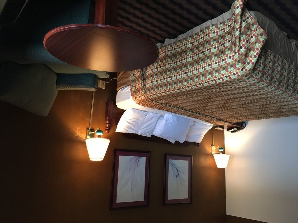 Econo Lodge *